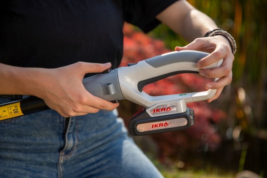 Nahaufnahme des eingesetzten 20 Volt Akkus im Akku Hochentaster ICPS 2020.