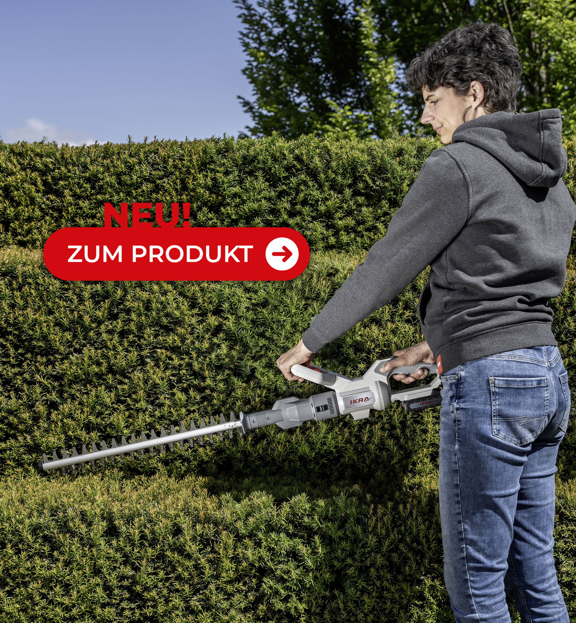 Eine Frau schneidet eine Hecke mit einer Ikra Akku Heckenschere