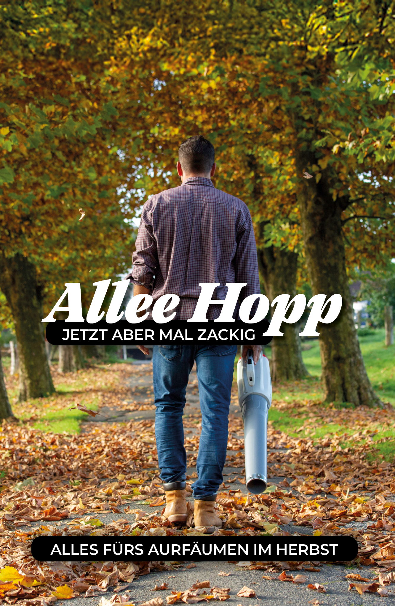 Ein Mann läuft eine herbstliche Allee entlang mit einem IKRA Laubbläser in der Hand