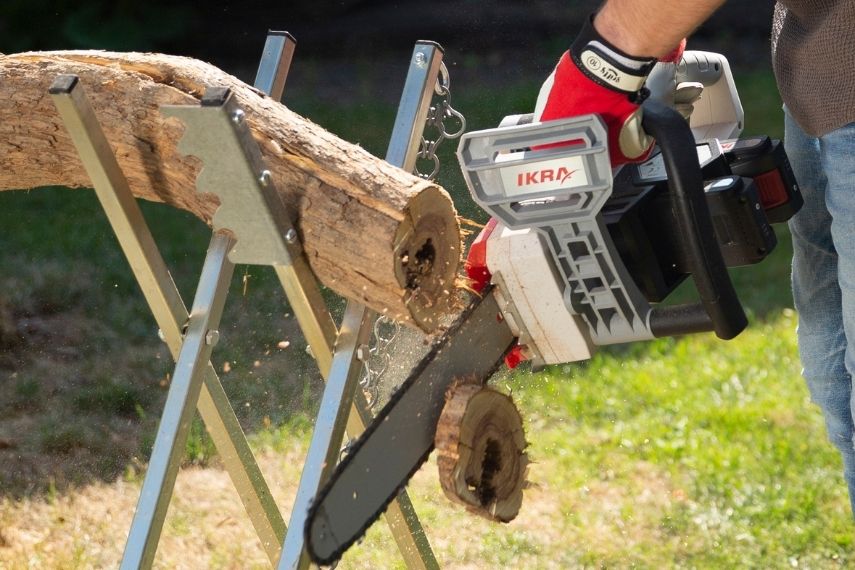 Nahaufnahme des Schwerts der Akku Kettensäge ICC 2/2035 in Aktion an einem Baumstamm.