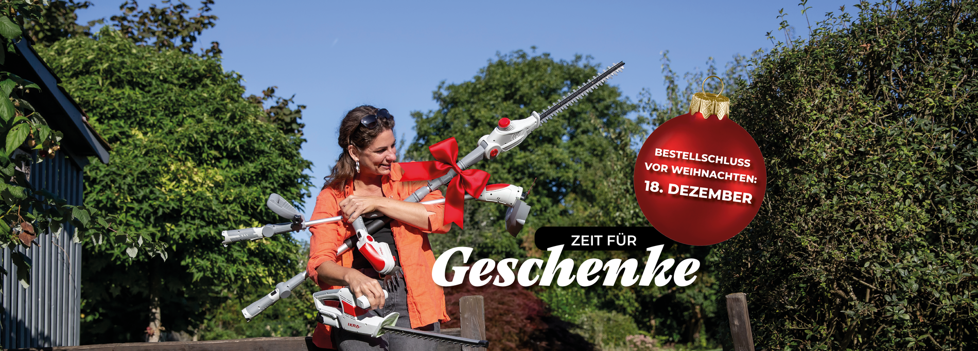 Eine Frau hält mit beiden Armen die vielen Geräte der 12 Volt Akku Linie fest.