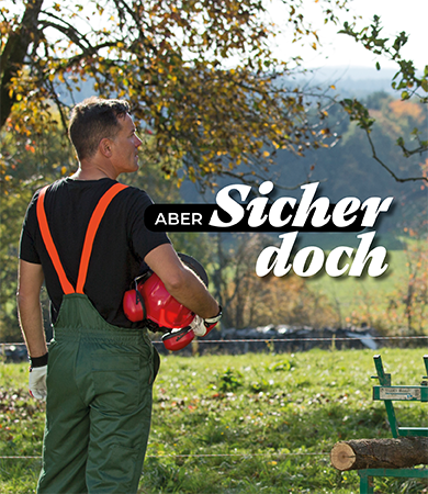 Mann mit Helm unter dem Arm