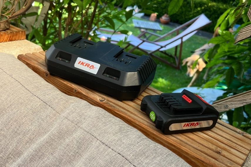 Nahaufnahme des IKRA Doppelschnellladers und einem 20 Volt Wechselakku.