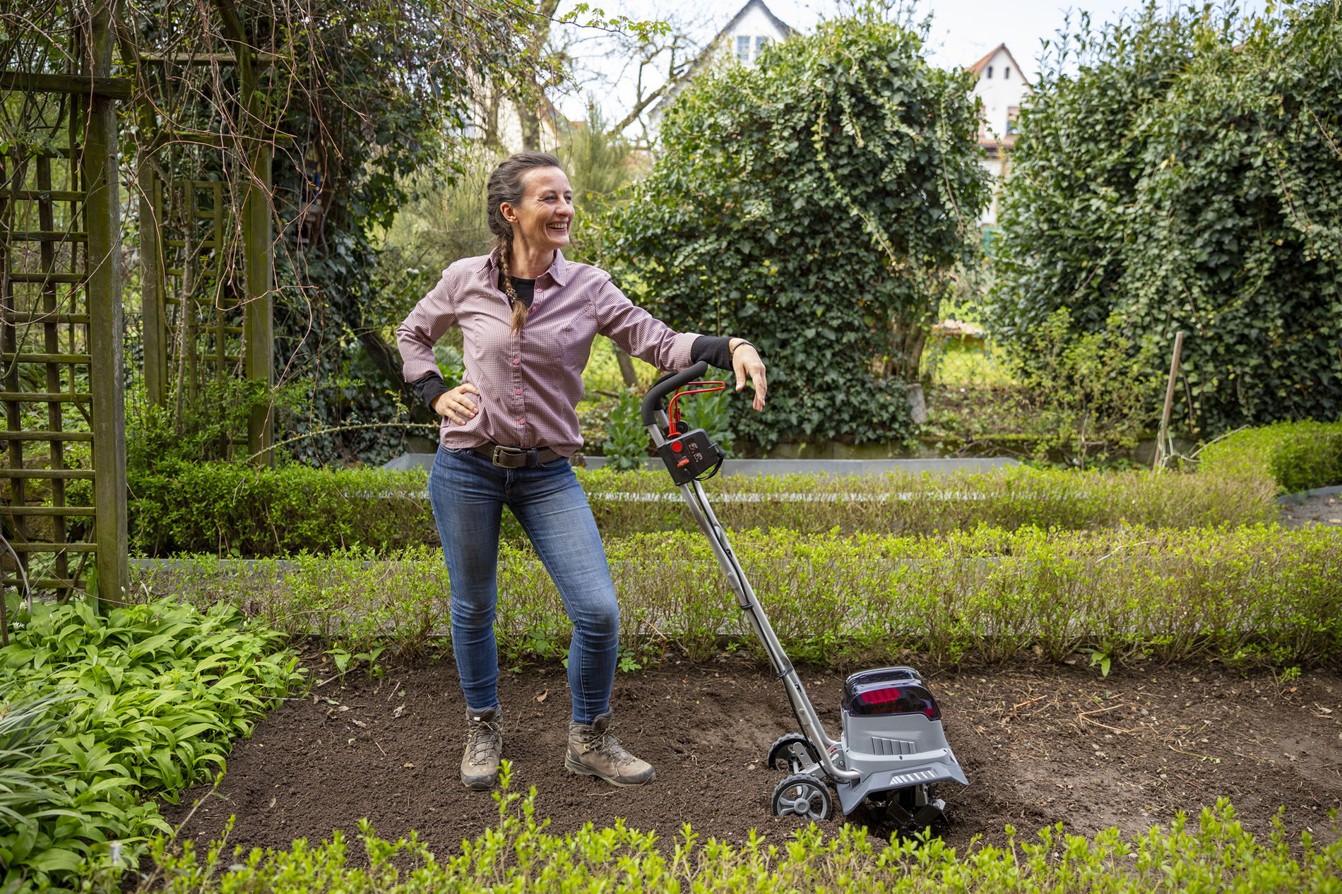 Akku Bodenhacke Kultivator IB-TC 36 IKRA BOSCH Akku 36V 4Ah Standardladegerät Akku Bodenhacke Kultivator IB-TC 36 IKRA BOSCH Akku 36V 4Ah Standardladegerät