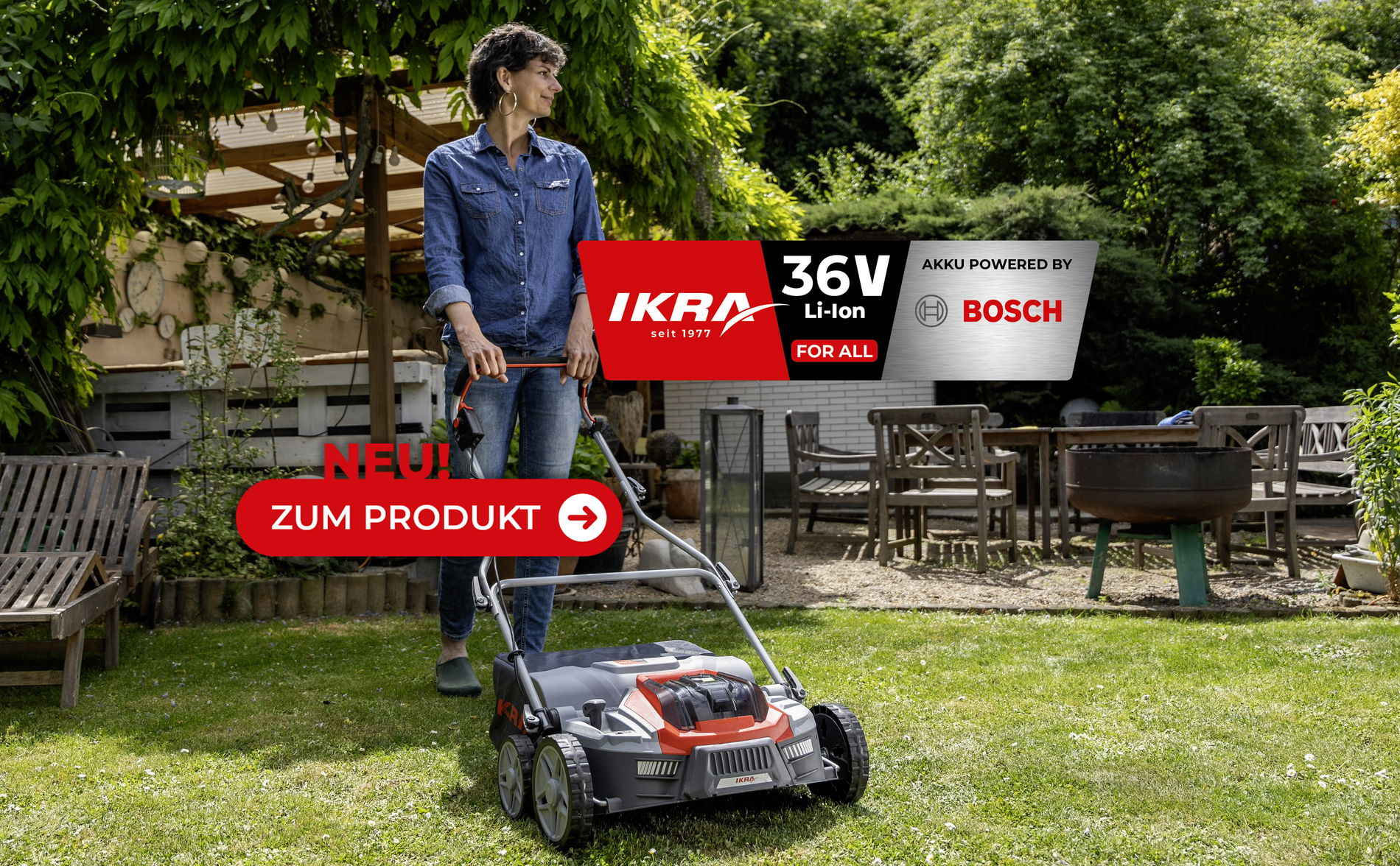 Frau steht im Garten und vertikutiert mit dem Ikra Bosch 36V Akku Vertikutierer den Rasen